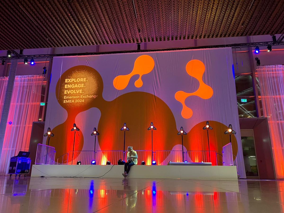 Podium met verlichting in een evenementenhal
