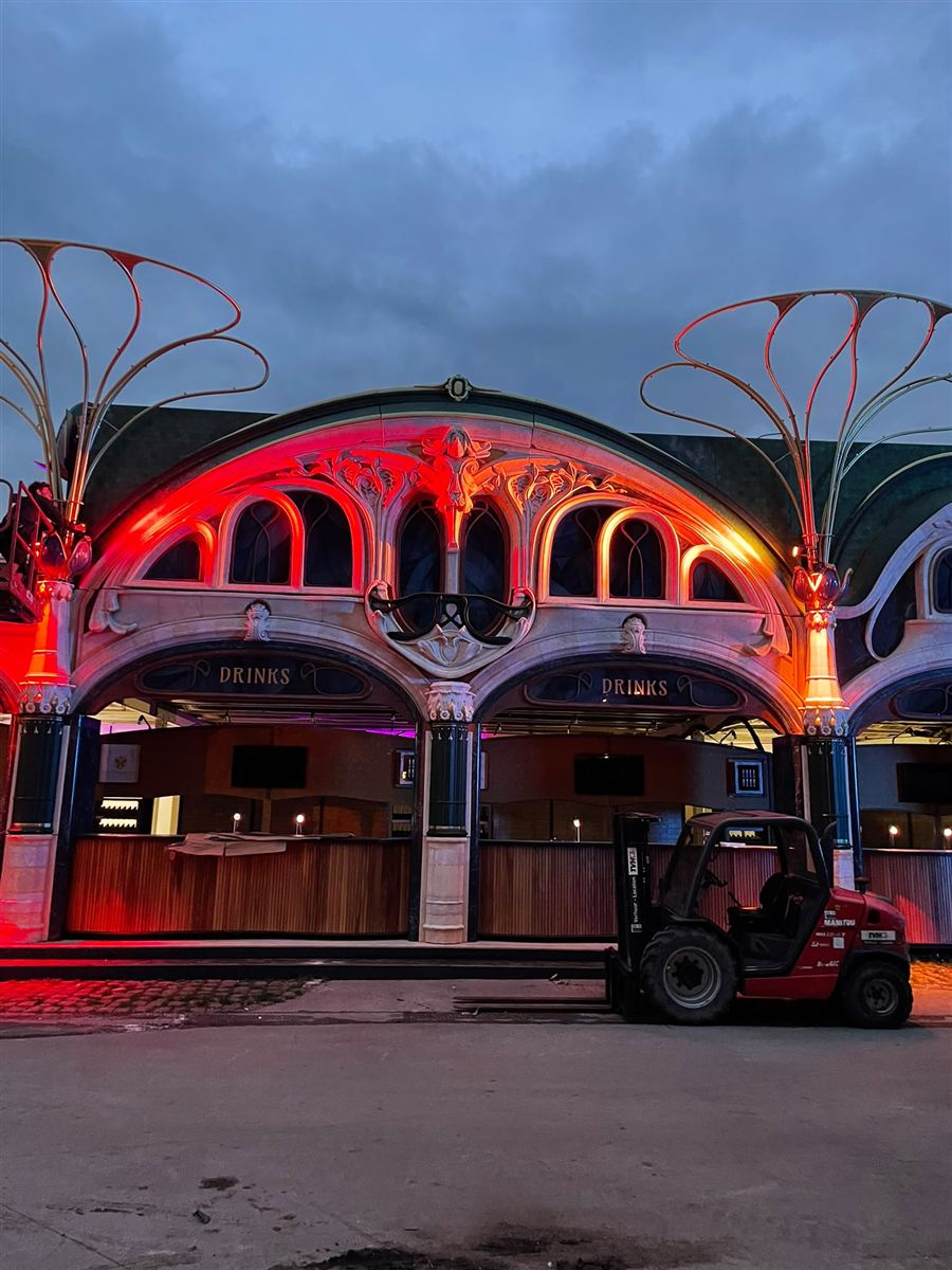 Verlichte decorpoorten op een festivalterrein
